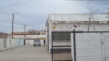 El acceso al patio de la escuela situada en el barrio General San Martín (Andrea Vazquez)