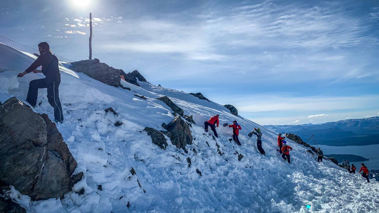 El gerente de montaña de Capsa, Matías Marcaccini, estimó que unas 90 personas participaron este martes en la tarea colectiva. (foto gentileza Capsa)