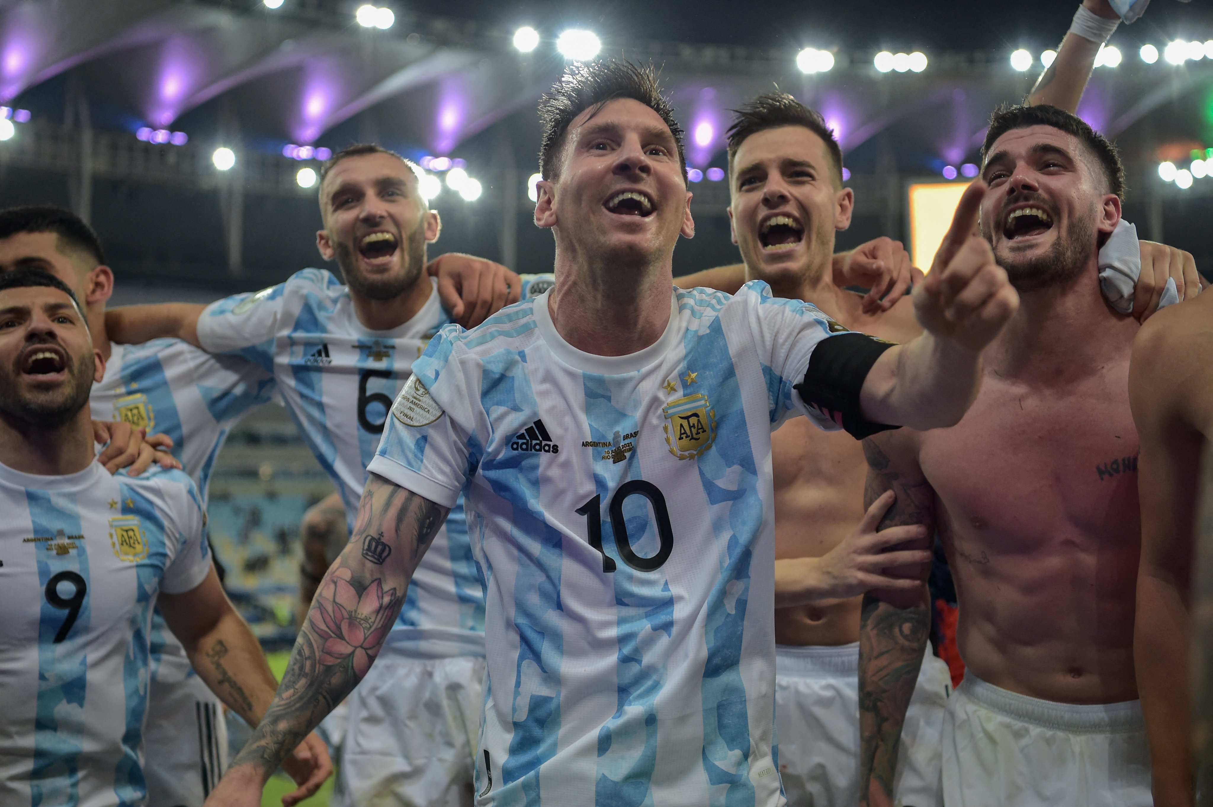 Los jugadores argentinos y un momento de locura total. 