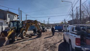 Desde el jueves a la tarde EPAS intenta reparar el acueducto. Foto: @epasprensa 