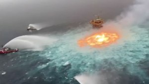 Llamas en medio del mar: estalló un  gasoducto en el Golfo de México
