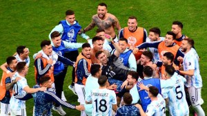 Con un show de Dibu Martínez, Argentina eliminó a Colombia por penales y jugará la final ante Brasil