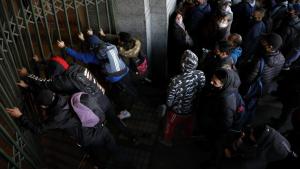 Pasajeros del Tren Roca se metieron por la fuerza a Constitución por las demoras