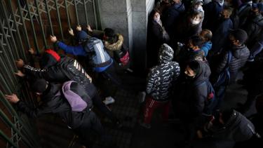 Los pasajeros se cansaron de esperar y tiraron la reja. (Foto: La Nación)