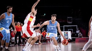 No alcanzó con Laprovíttola: Argentina perdió en el básquet pero todavía tiene chances