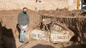 Sorpresa: El Ford Fairlane que apareció enterrado en un jardín en Toay, La Pampa