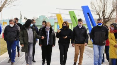 La gobernadora carreras durante la recorrido por Los Menucos. 