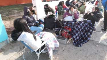 Largas colas se registraron desde temprano en San Antonio, pese a que la vacunación se iniciaba a partir de las 14