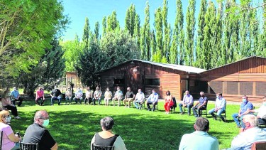 El último encuentro presencial del partido del gobierno provincial fue en marzo.