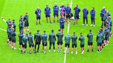 Roberto Mancini, junto al plantel italiano. El Dt revolucionó la Azzurra, invicta hace más de 30 partidos.(Stuart Franklin, Pool via AP)