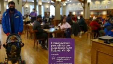 El uso del barbijo es exigido actualmente para ingresar a cualquier comercio, tanto para empleados como para clientes. Archivo