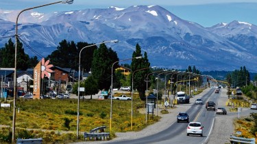 La ruta nacional 40 atraviesa Dina Huapi desde el puente del río Limay hasta su límite con el río Ñirihuau. Foto: Archivo