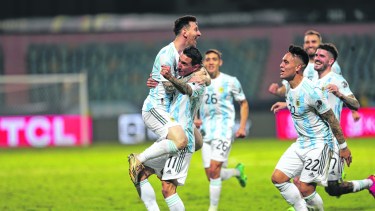 Messi en lo alto. Lo sostiene Di María, de brillantes 20’ ante Ecuador. Se suman Lautaro y De Paul, puntales del crack en el equipo.