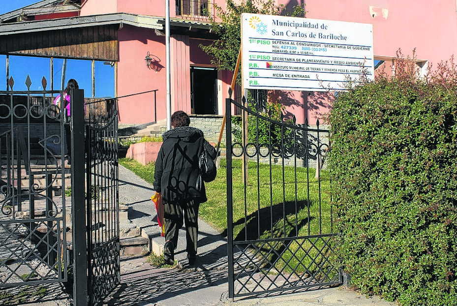 El Instituto Municipal de Tierra y Vivienda para el Hábitat Social de Bariloche cobra por los tableros comunitarios y no responde al Contralor. Archivo