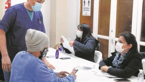 Vacunan hoy a jóvenes +18 y crece la ilusión por llegar al último grupo en Roca