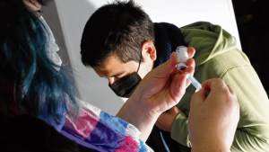 Sin turno, vacunan a mayores de 18 años y segundas dosis de Astrazeneca en Roca