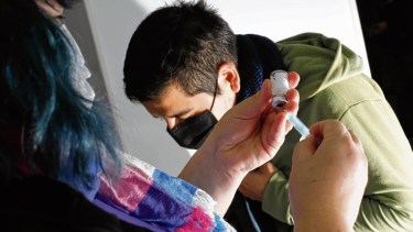 Siguen las jornadas abiertas a demanda para completar el 100% de las primeras dosis. Foto: Juan Thomes