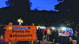 La feria de artesanos de San Martín de los Andes está lista para aprovechar la temporada