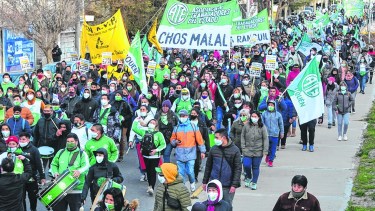 Los estatales nucleados en ATE marcharon a la Legislatura para presionar a los diputados. (Yamil Regules).-