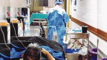 Internados en los pasillos, la imagen contundente sobre el impacto de la crisis en el Castro Rendón.