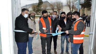 Hermosilla, Ávalos, Vivanco y Méndez, junto a los trabajadores que remodelaron el edificio, cortaron las cintas para reinaugurarlo. Foto: José Mellado
