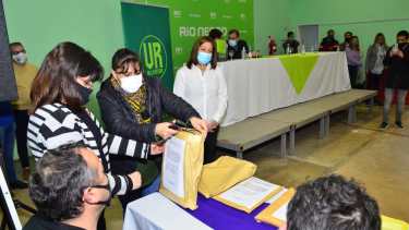 Se conocieron las ofertas para la dotación de servicios a un loteo de Villa Regina. (Foto Néstor Salas)