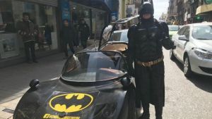 El «Batman Solidario» de Córdoba chocó, rompió el Batimóvil y pide ayuda