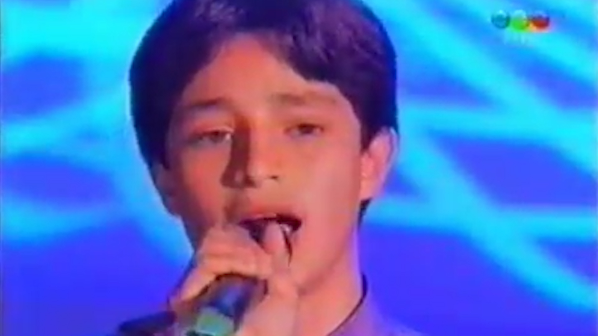 Luis, cuando era niño, se presentó a cantar en un concurso del programa de Susana Giménez. 