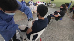 Los adolescentes sin factores de riesgo ya se pueden inscribir para la vacunación en Neuquén