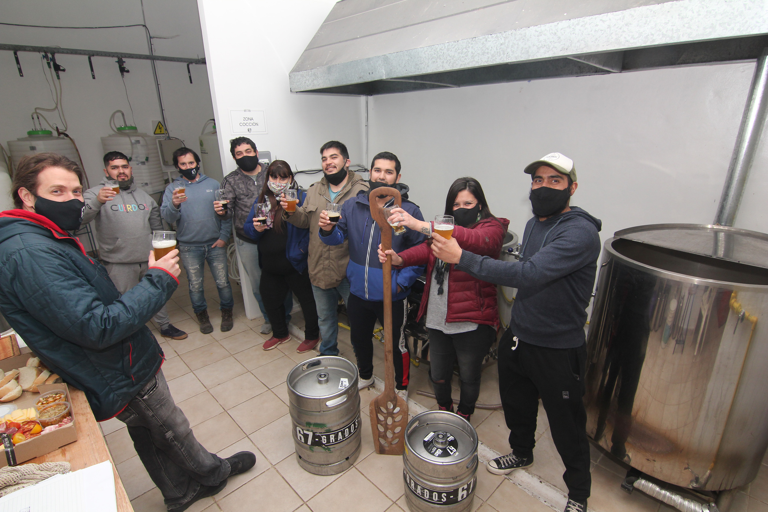 Productoras y productores de cerveza artesanal de Centenario se preparan para el IPA Day (foto Oscar Livera)