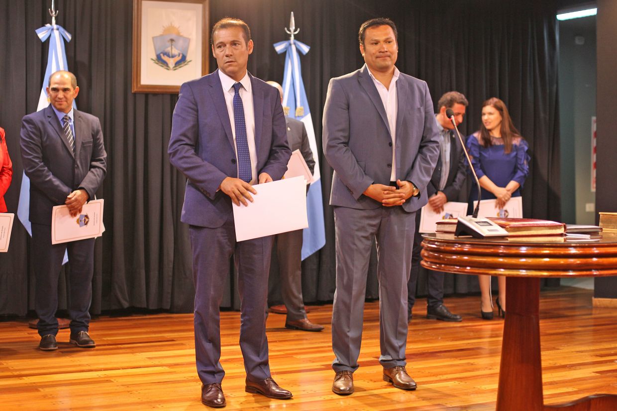 Gutiérrez y Llancafilo durante la segunda asunción del gobernador. Foto: Juan Thomes