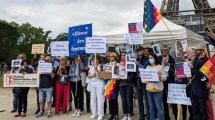 Imagen de Un grupo de argentinos pidió la libertad de Milagro Sala en la torre Eiffel