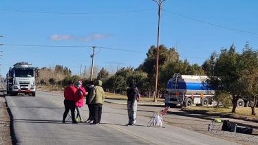 Las mujeres se apostaron frente a la torre de acceso a la ciudad (Foto Andrea Vazquez)