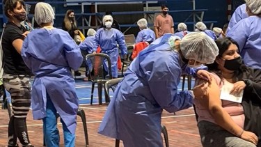 Vacunarán desde los 29 años en adelante en el club Atlético Plaza Huincul (Archivo)