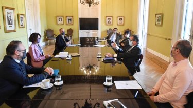 La reunión de ayer del equipo económico del gobierno. Cecilia Todesca con los ministros de Economía, Martín Guzmán; de Desarrollo Productivo, Matías Kulfas, y de Trabajo, Claudio Moroni, además del presidente del Banco Central, Miguel Pesce, el asesor presidencial, Alejandro Grimson, y la directora de la AFIP, Mercedes Marcó del Pont.  (Gentileza Prensa Jefatura de Gabinete)