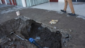 Reparan una cañería en calle Artigas y no hay agua en la zona baja de Roca
