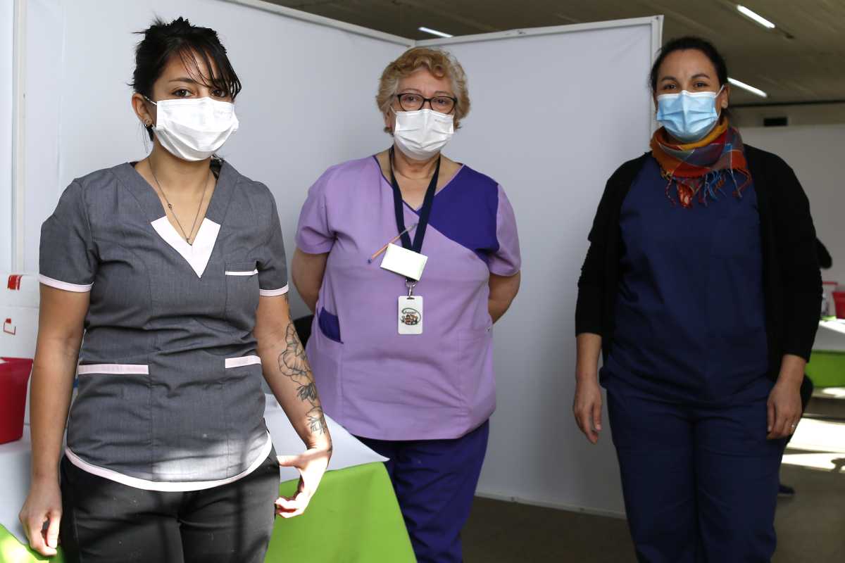 Detrás de los boxes de vacunación, trabajadoras de salud garantizan que las dosis lleguen a su destino. Foto: Juan Thomes