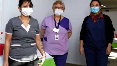 Detrás de los boxes de vacunación, trabajadoras de salud garantizan que las dosis lleguen a su destino. Foto: Juan Thomes