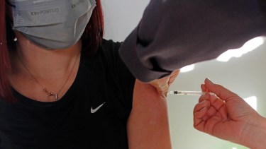 Empiezan a vacunar a jóvenes mayores de 18 años en Río Negro