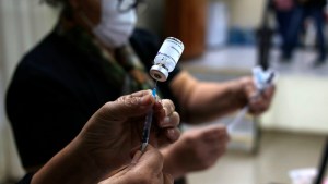 Empezaron a vacunar hoy a personas de 30 a 34 años en Roca