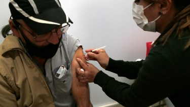 El jueves arribarán unas 22.700 dosis contral el covid. (Foto: Juan Thomes)