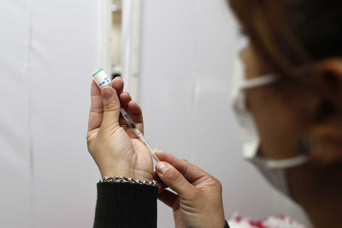 Hoy empiezan a vacunar a adolescentes de 17 años sin factores de riesgo. Foto: Juan Thomes