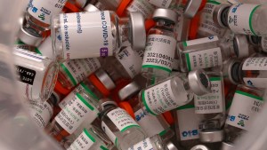 Vacunas con “yapa”: cómo hacen en la región para sumar hasta dos dosis por frasco