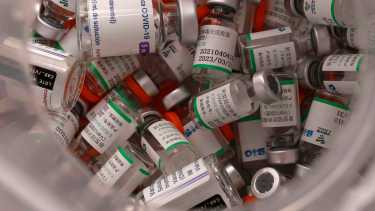 El vial dice que se trata de 5 ml. Pero habitualmente en el interior hay más y se obtienen hasta 12 vacunas por frasco. (Foto: Juan Thomes)