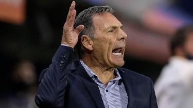 Russo se quejó del VAR y criticó la actitud de Nacho Fernández. 