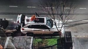 Video: una mujer atacó violentamente un auto de alta gama en Santa Fe y fue detenida