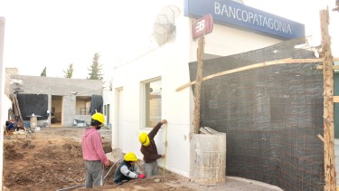 Se anunció que hasta el viernes no funcionará el cajero automático en Ingeniero Huergo. (Foto Néstor Salas)