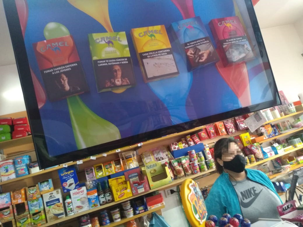 Los kioscos aún exhiben aún pantallas y paquetes enormes que encubren publicidad del tabaco para captar a niños y adolescentes