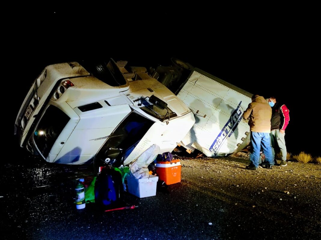 El camión volcó en el kilómetro 280 de la Ruta 152, cerca de Casa de Piedra. (Gentileza AM900).-
