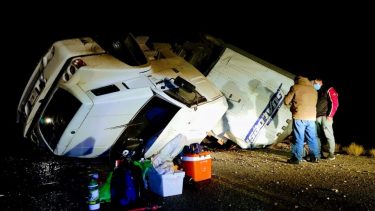 El camión volcó en el kilómetro 280 de la Ruta 152, cerca de Casa de Piedra. (Gentileza AM900).-
